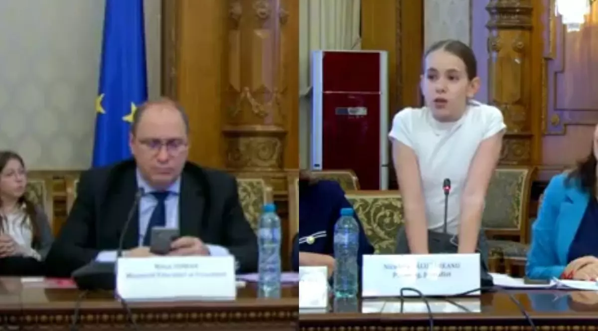 Un colaj format din două fotografii. În prima imagine este ministrul Educației, în timp ce butonează pe telefon, iar în imaginea din dreapta este o fetiță de clasa a V-a în timp ce stă în picioare, cu un tricou alb și vorbește la microfon în Senatul României