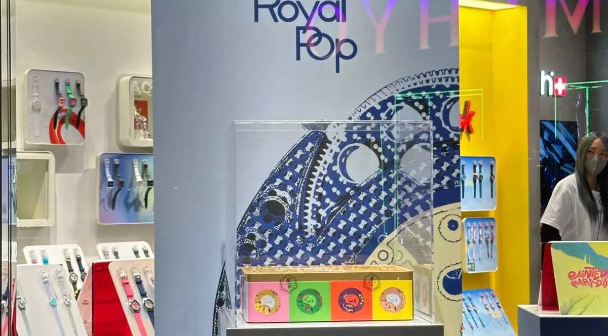Vitrină Swatch decorată pentru lansarea Royal Pop, noua colecție inspirată de celebrul Royal Oak. Modelele colorate sunt prezentate în magazin înaintea lansării oficiale.
