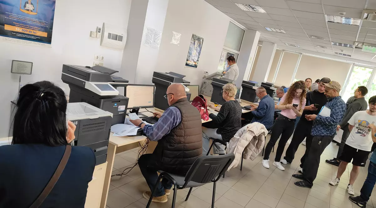 Coadă la ghișeu la taxe și impozite