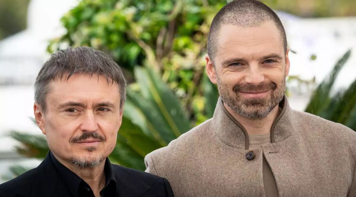 Cannes, Franța. 19 mai 2026. Cristian Mungiu și Sebastian Stan participă la sesiunea foto „Fjord” din cadrul celei de-a 79-a ediții a Festivalului de Film de la Cannes, la Palais des Festivals din Cannes.