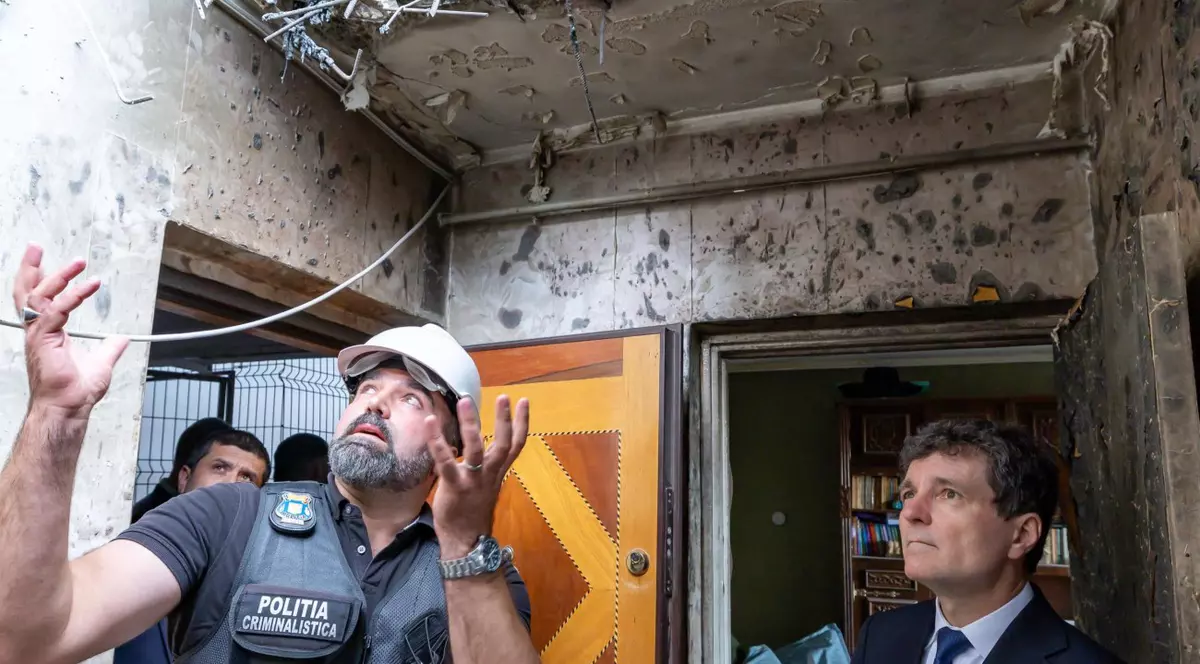 Preşedintele Nicuşor Dan a intrat vineri, 29 mai, în blocul lovit de dronă în Galaţi, a urcat treptele și a intrat în apartamentul devastat