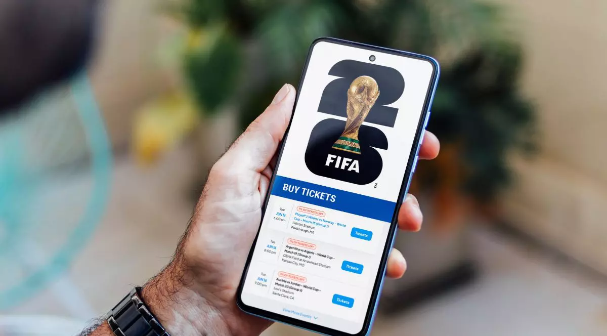 Cupa Mondială FIFA 2026 pe ecranul telefonului mobil. Fotbal. Vânzarea biletelor pentru meciurile Cupei Mondiale pe un site web