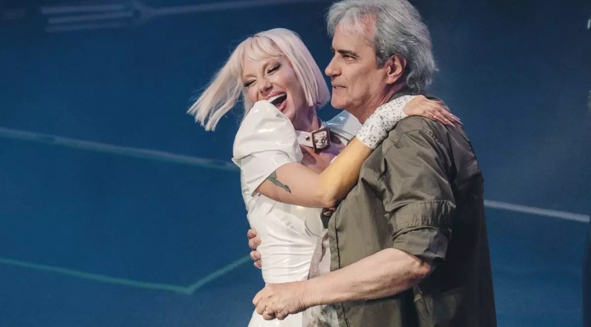 Cristi Minculescu și Daria Lupi pe scena de la Arenele Romane din București la concertul Iris - Primii 45+1 | Foto: Miluță Flueraș