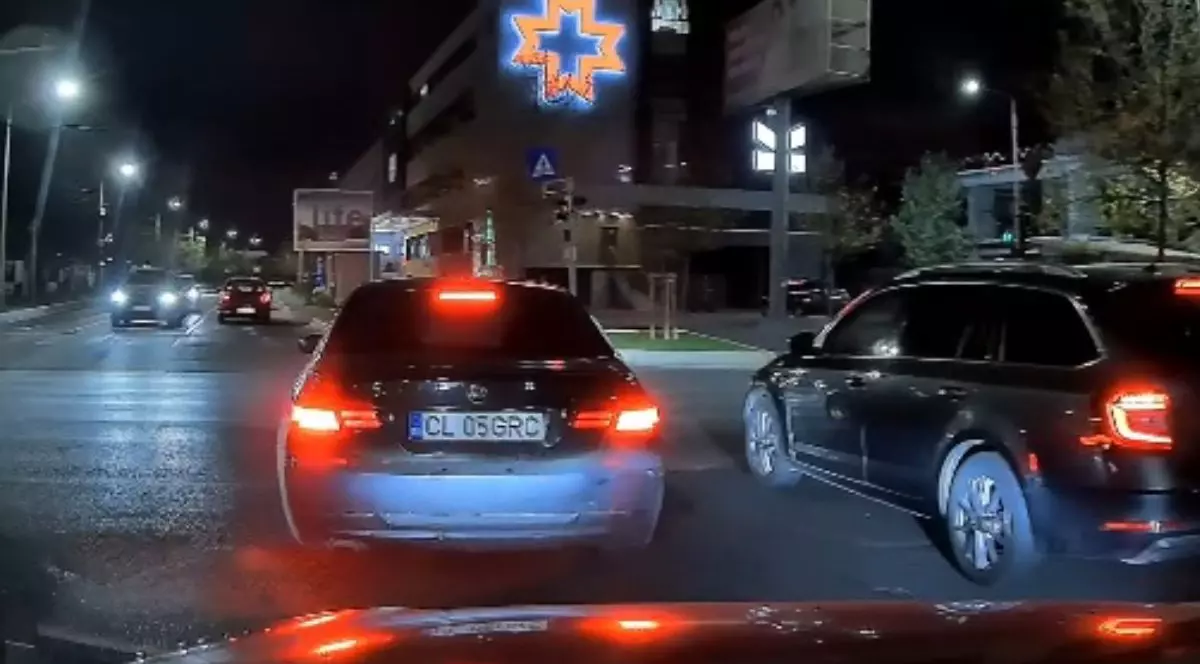 O mașină marca Skoda, de culoare neagră, depășește coloana și apoi forțează un BMW de culoare neagră să oprească, la intersecția dintre bulevardul Theodor Pallady și strada Victor Brauner din București, pe timp de noapte