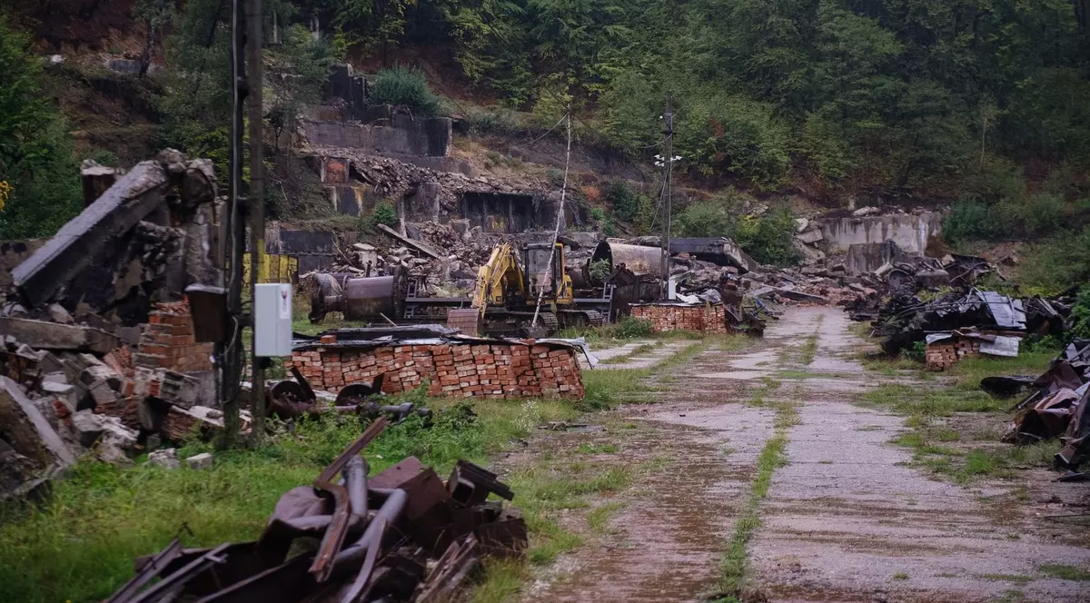 Deșeuri abandonate la Mina de grafit din Gorj