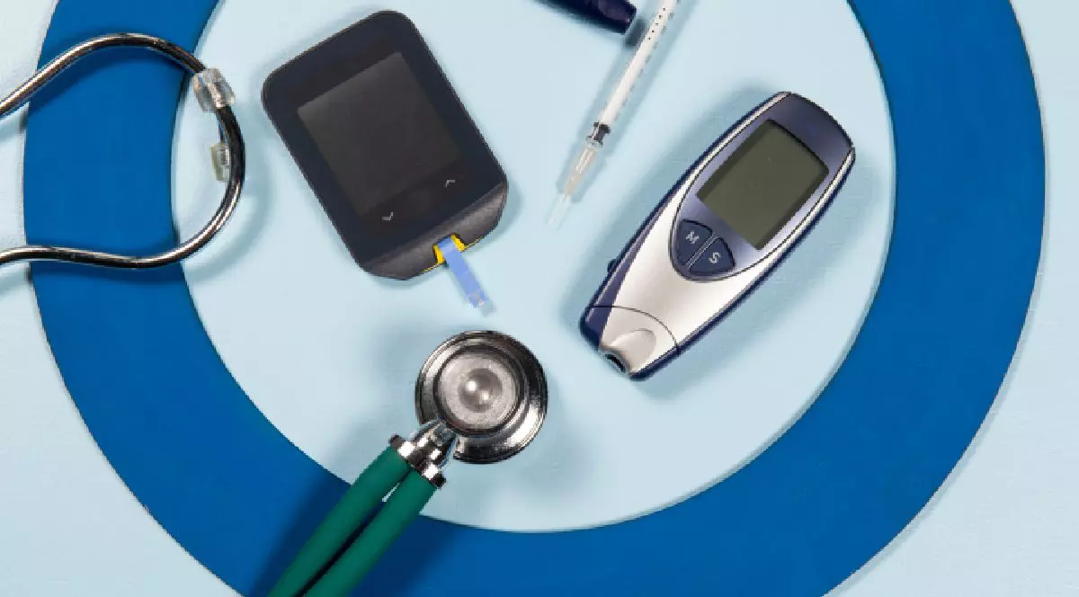 Pe o farfurie albastră sunt puse mai multe obiecteȘ pen, stetoscop, glucometru, injectie de insulina. Diabet pompe de insulina