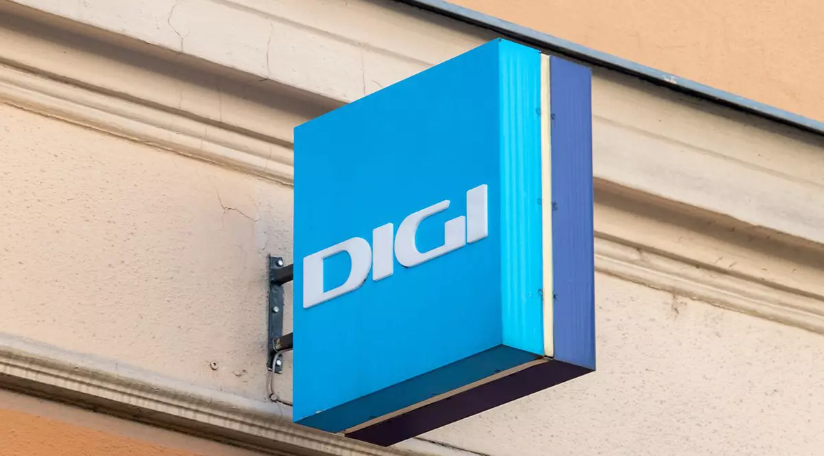O sigl[ a companiei Digi fixat[ de un perete.