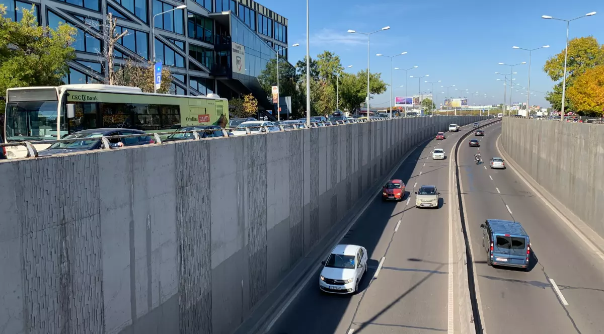 Mai multe mașini care circulă la Pasajul Baneasa, pe DN 1