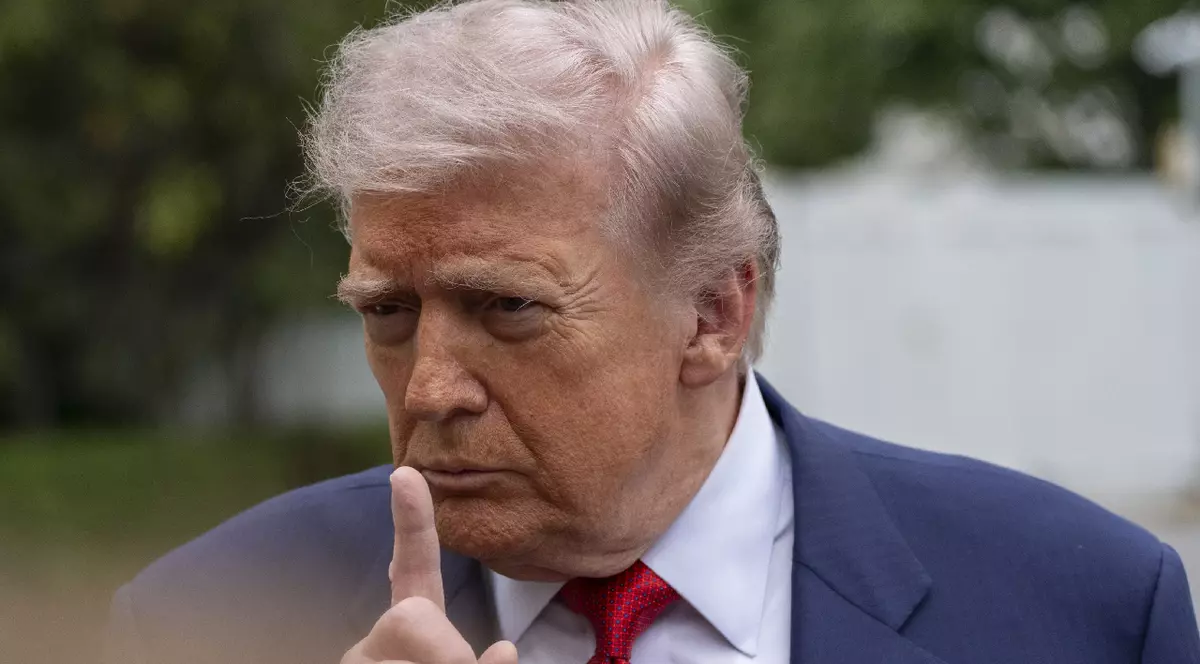 8 mai 2026, SUA, Washington: Donald Trump, președintele Statelor Unite, se adresează reporterilor înainte de a pleca cu elicopterul Marine One de pe peluza sudică a Casei Albe