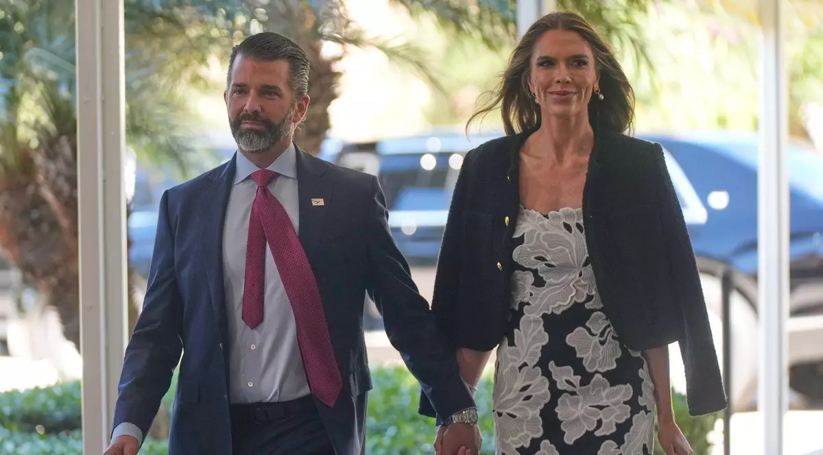 Donald Trump Jr. și Bettina Anderson, fotografiați în timp ce sosesc la Mar-a-Lago Foto: Profimedia