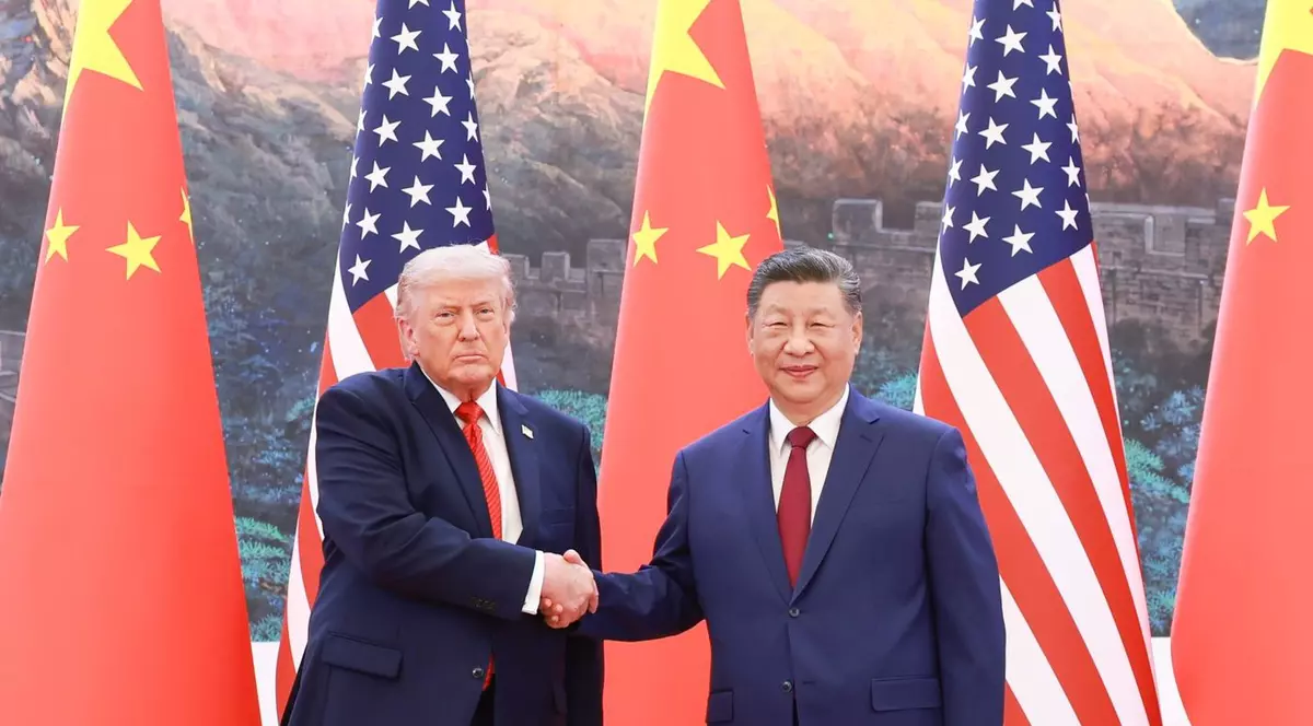 Donald Trump (stânga) și Xi Jinping își strâng mâna înaint de summitul din Marea Sală a Poporului de la Beijing Foto: Profimedia