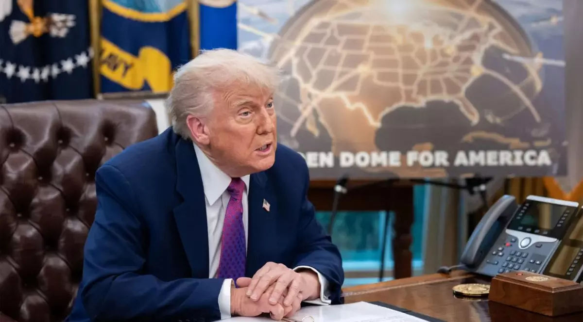 Donald Trump vorbește în Biroul Oval cu o machetă a proiectului Domul de Aur pe fundal Foto: Profimedia