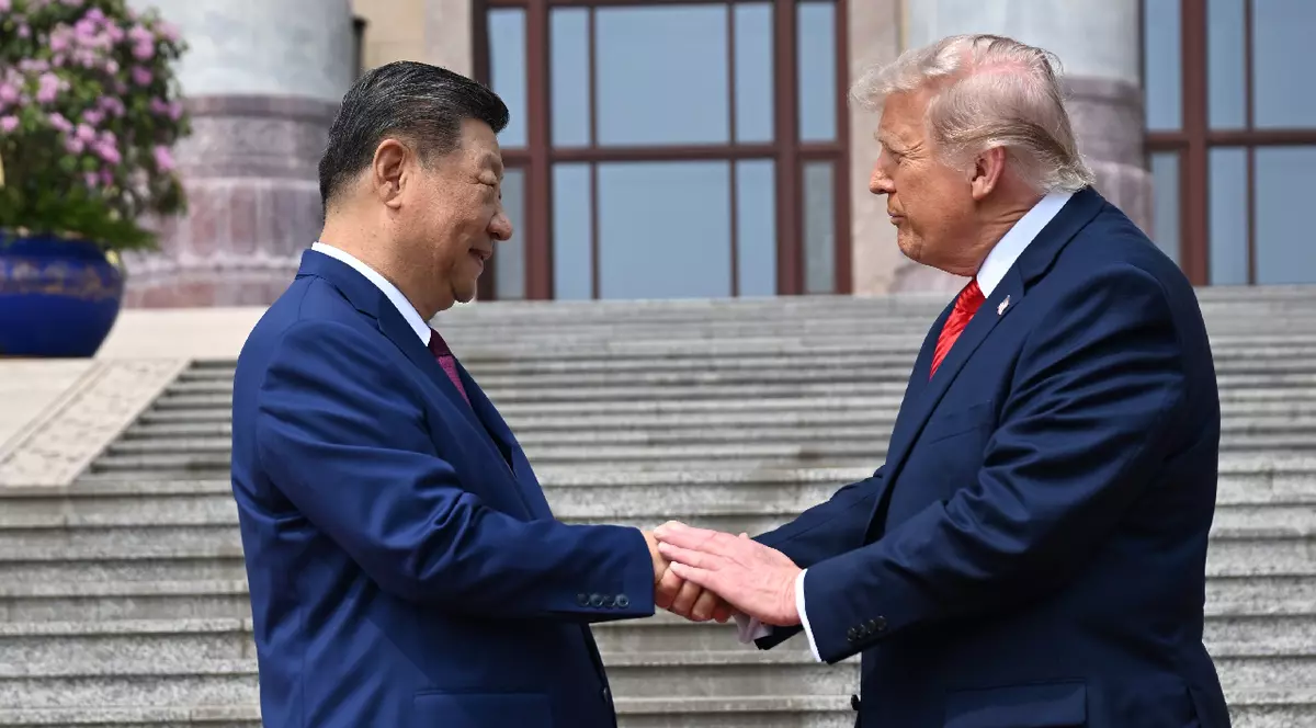 Președintele chinez Xi Jinping (stânga) îi strânge mâna președintelui american Donald Trump la Marele Palat al Poporului din Beijing, joi, 14 mai 2026.