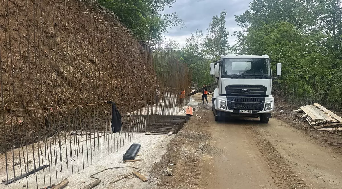 Un camion alb pe șantierul Drumul Regelui