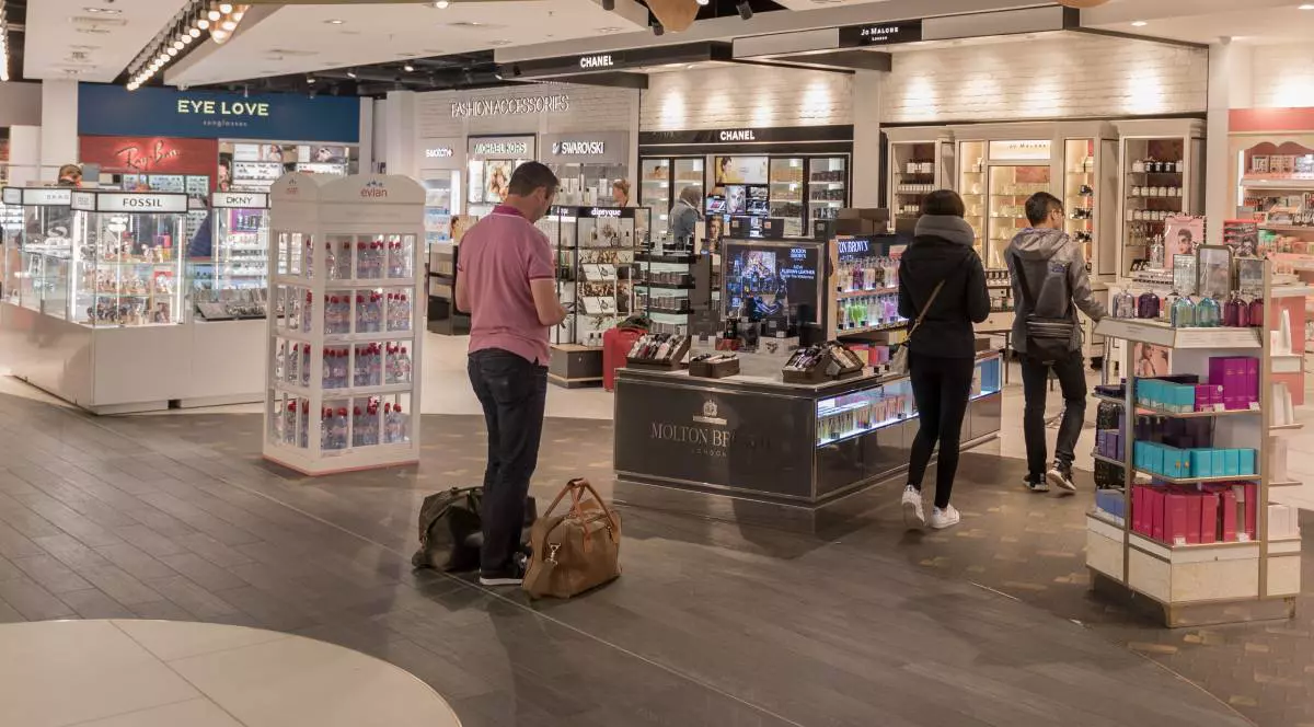 Zona de plecări de la Aeroportul Luton cu magazin Duty Free. Londra, Anglia, Regatul Unit
