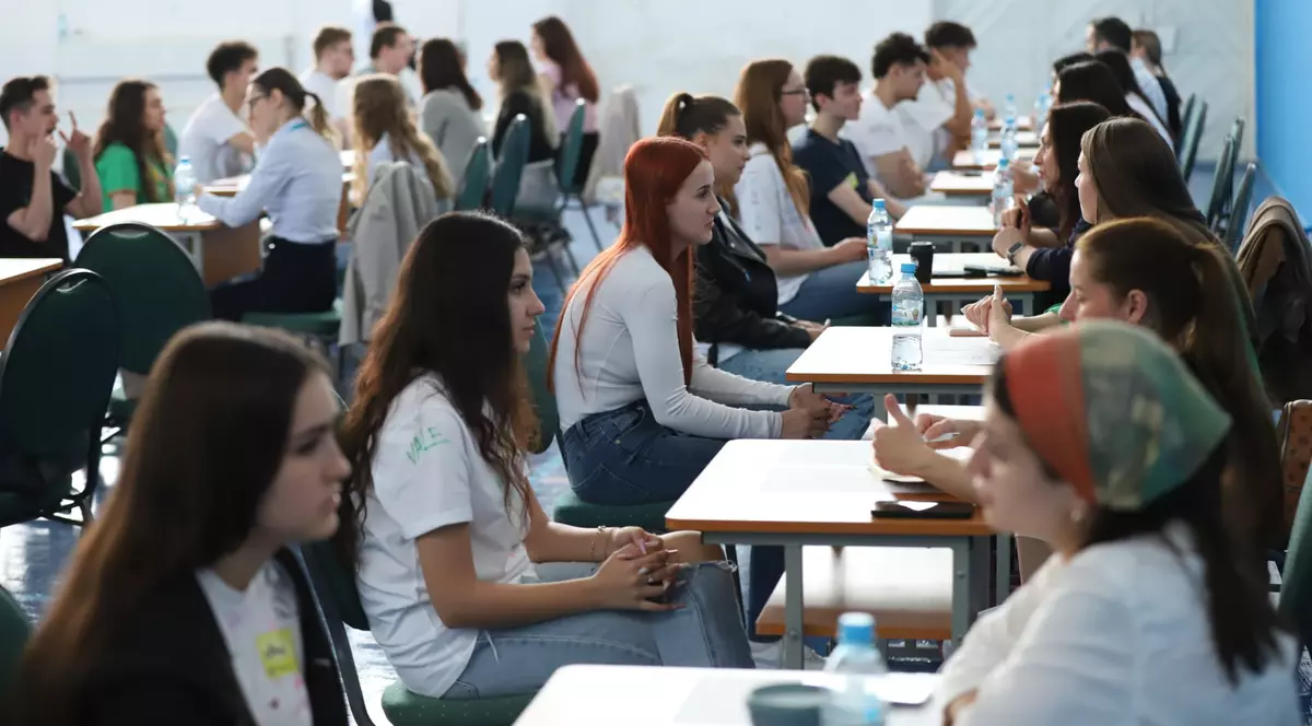 elevi la simularea unui interviu de angajare