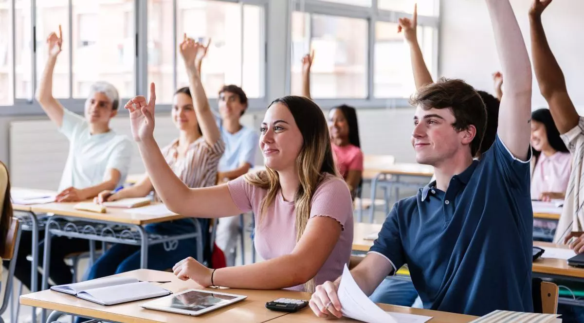 elevi in sala de clasa