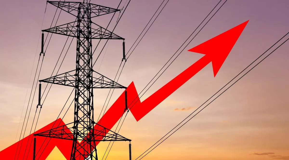 O ilustrare conceptuală a utilizării tot mai mari a energiei electrice în fiecare an și a costului tot mai mare al energiei, arătat printr-o săgeată roșie cu vârful în sus