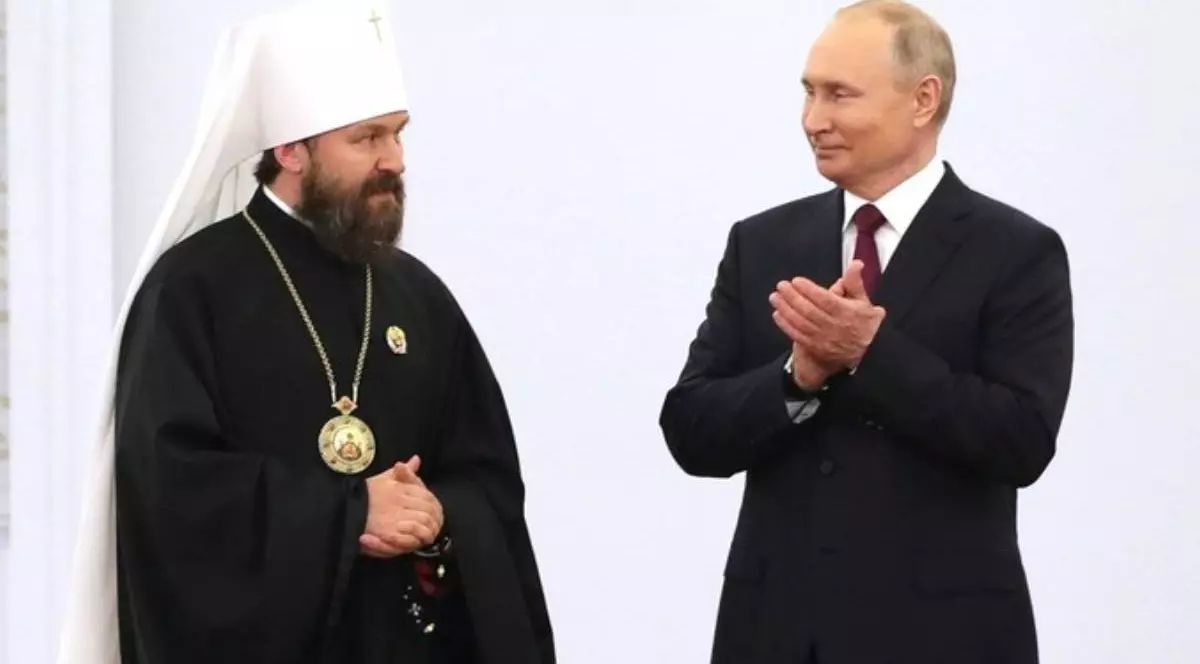 Președintele Rusiei Vladimir Putin discuții cu Mitropolitul Hilarion de Volokolamsk, Grigory Alfeyev, în timpul ceremoniei de decernare a Premiilor Naționale pentru sărbătorirea Zilei Rusiei, la Sala Sfântul Gheorghe din Marele Palat al Kremlinului, pe 12 iunie 2021, la Moscova, Rusia.