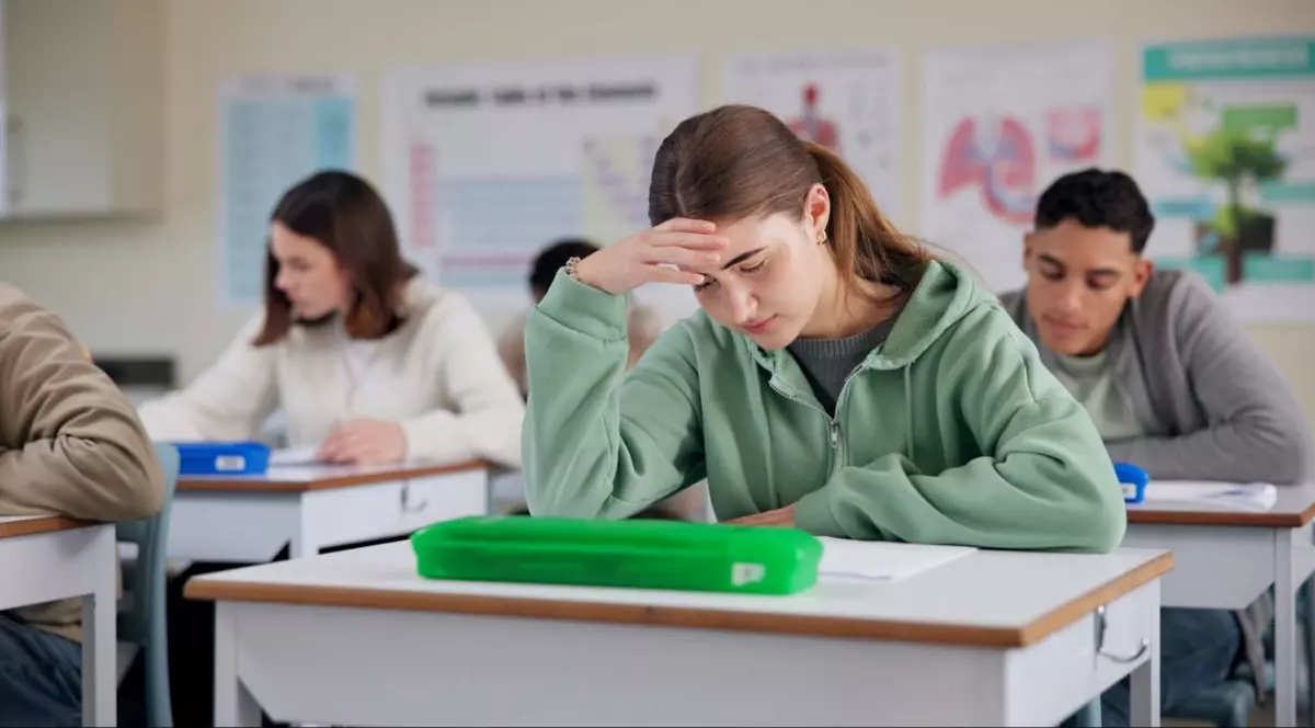 elevi in timpul unui examen