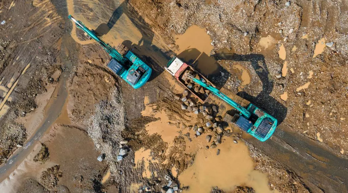Lucrări miniere de excavatoare și autobasculante, vedere la site-ul minier de mai sus