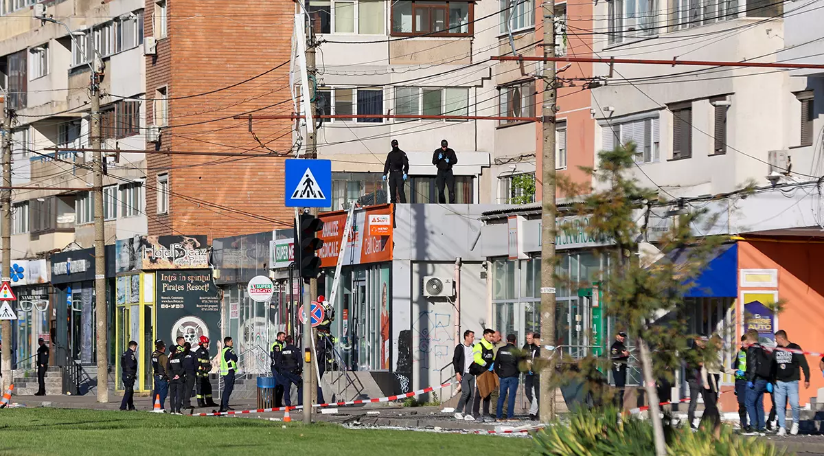 O imagine prezintă distrugerile provocate de o dronă rusească care a lovit un bloc de apartamente din orașul Galați, estul României, pe 29 mai 2026.