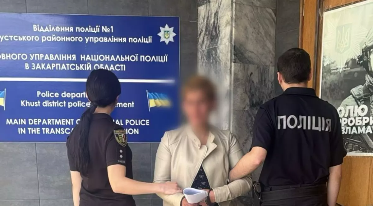 Femeia (chip blurat) care și-a închiriat copiii pentru cerșetorie, în momentul arestării