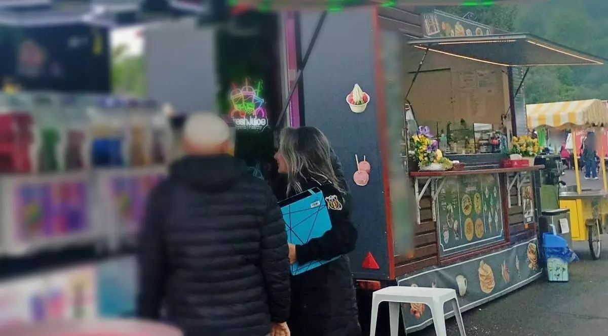 Festivalul de Plăcinte și Căpșuni din Brașov a fost închis cu forța. Foto Facebook Poliția Locală Brașov.