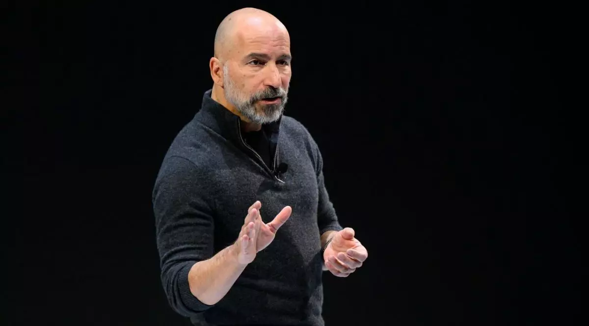 CEO-ul Uber, Dara Khosrowshahi, îmbrăcat cu un pulover negru pe gât și cu un fundal negru, este în picioare și vorbește, arătând cu mâna, la Centrul de Arte Performative Perelman, New York, Statele Unite, 29 aprilie 2026