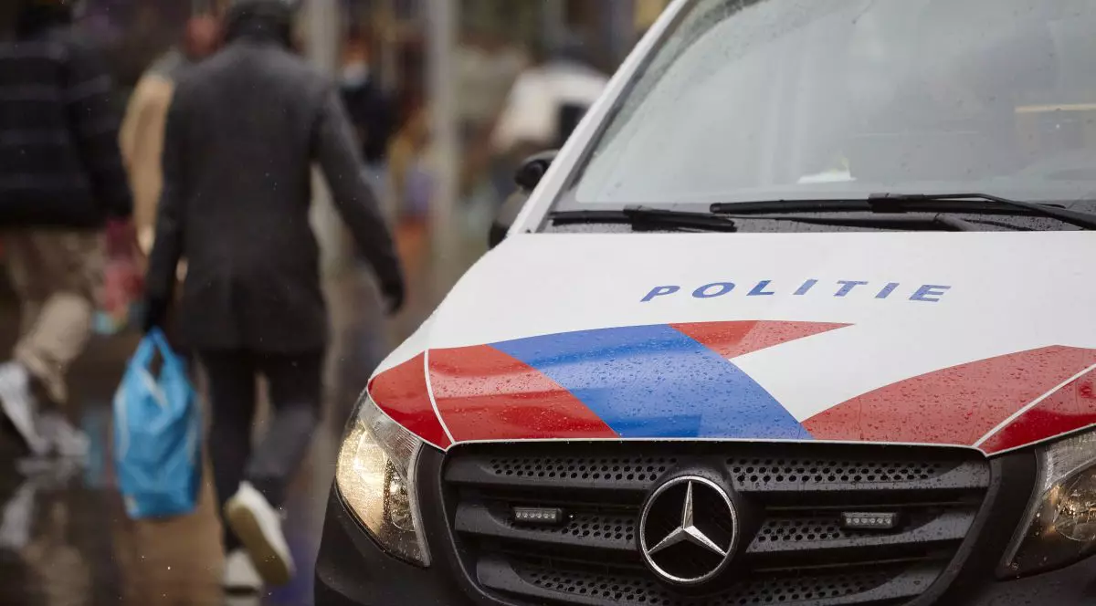 O mașină de poliție patrulează pe străzile din Haga, Olanda, 26 noiembrie 2021