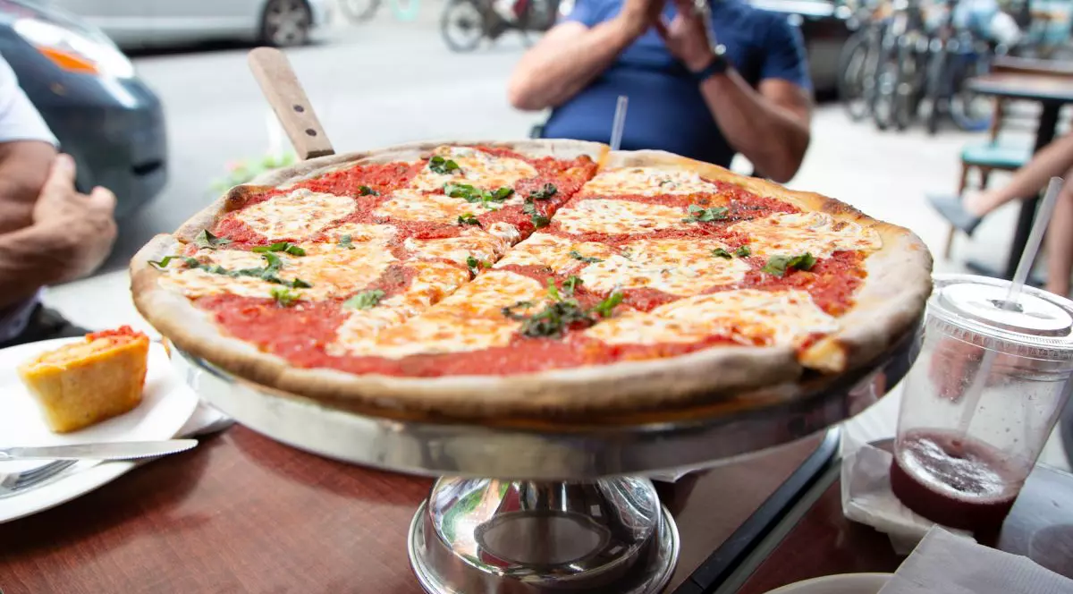 O pizza Margherita este servită la un restaurant din New York, iulie 2020