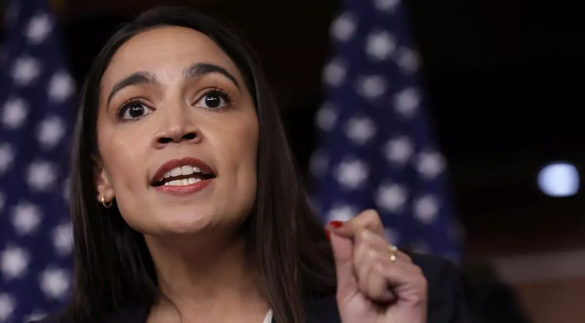 Alexandria Ocasio-Cortez vorbește în timpul unei conferințe de presă la Washington DC, SUA ,pe 24 mai 202
