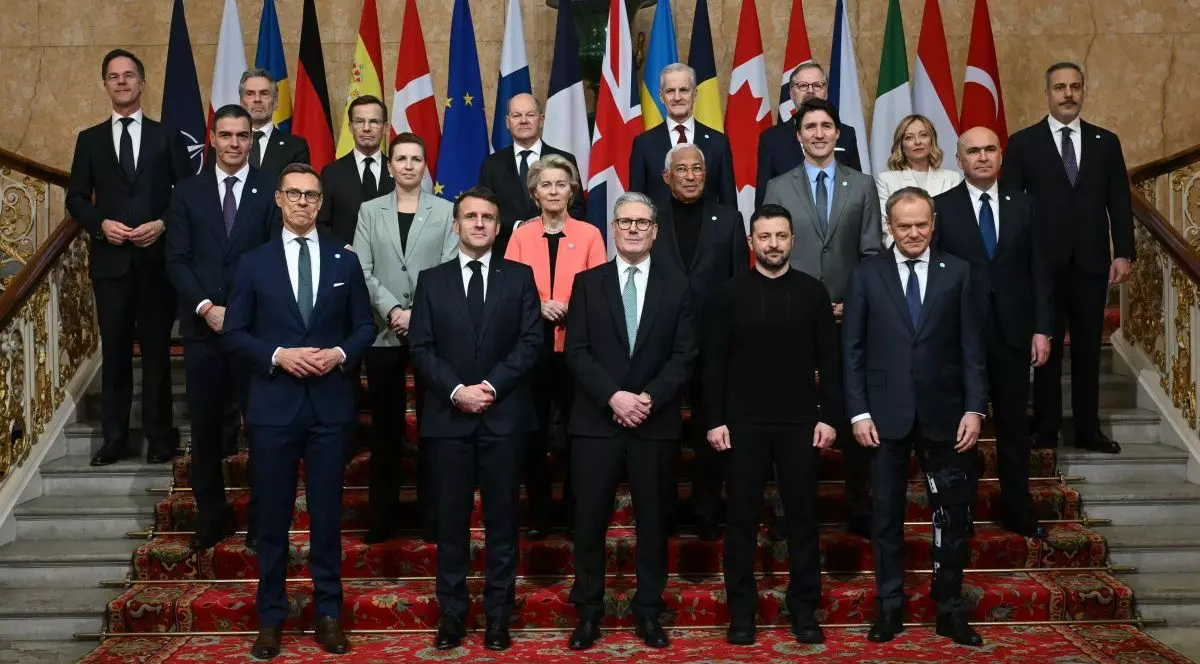 Secretarul general al NATO, Mark Rutte, prim-ministrul Olandei, Dick Schoof, prim-ministrul Suediei, Ulf Kristersson, cancelarul Germaniei, Olaf Scholz, prim-ministrul Norvegiei, Jonas Gahr Store, prim-ministrul Republicii Cehe, Petr Fiala, ministrul Afacerilor Externe al Turciei, Hakan Fidan (rândul din mijloc, de la stânga la dreapta), prim-ministrul Spaniei, Pedro Sanchez, prim-ministrul Danemarcei, Mette Frederiksen, președinta Comisiei Europene, Ursula von der Leyen, președintele Consiliului European, Antonio Costa, prim-ministrul Canadei, Justin Trudeau, prim-ministrul Italiei, Giorgia Meloni, președintele interimar al României, Ilie Bolojan (rândul din față, de la stânga la dreapta), președintele Finlandei, Alexander Stubb, președintele Franței, Emmanuel Macron, prim-ministrul Marii Britanii, Keir Starmer, președintele Ucrainei, Volodymyr Zelensky, și prim-ministrul Poloniei, Donald Tusk, pozează pentru o fotografie de familie la Lancaster House în timpul summitului liderilor europeni din 2 martie 2025, la Londra, Anglia.