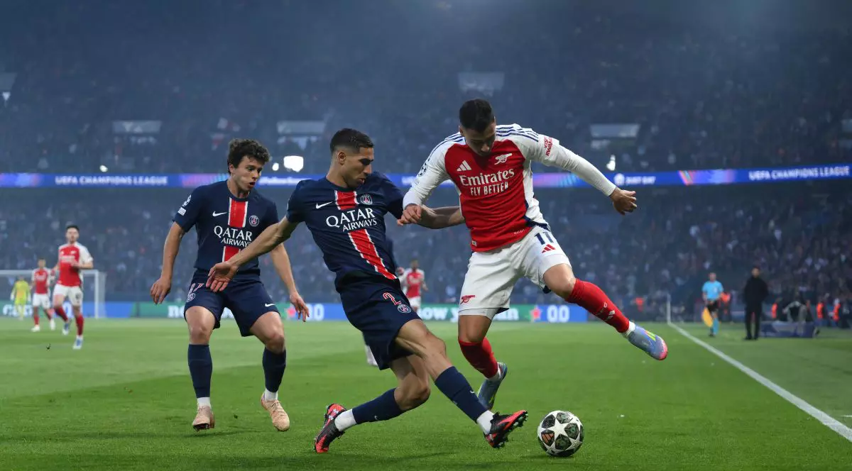 PARIS, FRANCE - MAY 07: Gabriel Martinelli of Arsenal is challenged by Achraf Hakimi of Paris Saint-Germain during the UEFA Champions League 2024/25 Semi Final Second Leg match between Paris Saint-Germain and Arsenal FC at Parc des Princes on May 07, 2025 in Paris, France. (Photo by David Ramos/Getty Images)