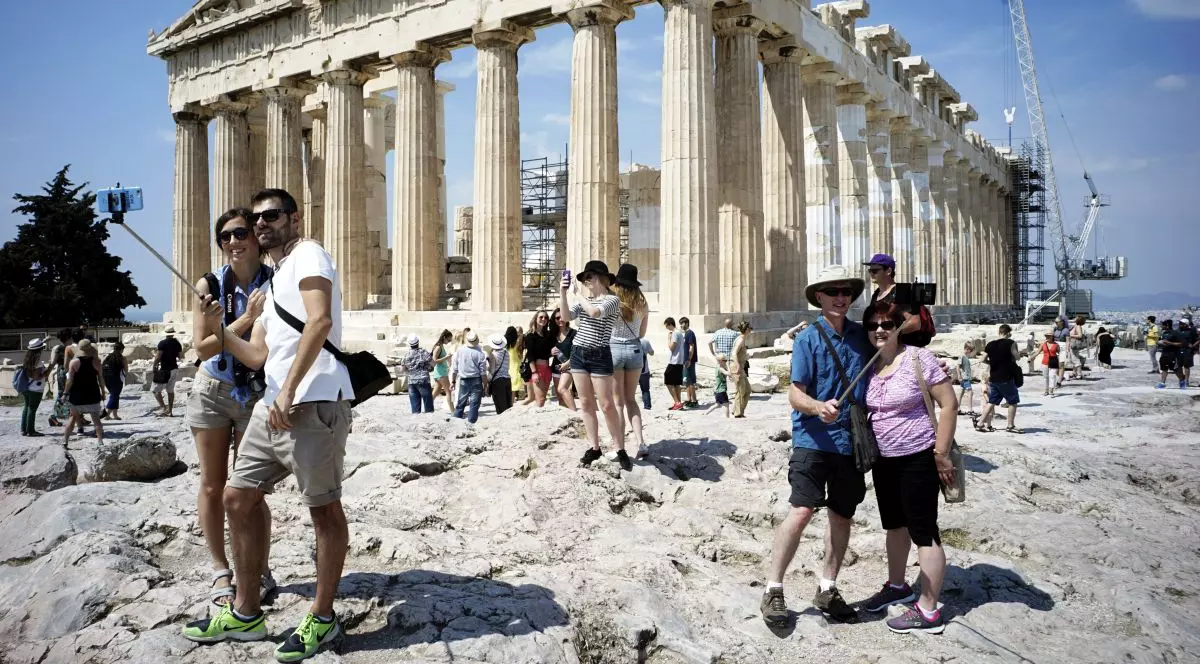 Turiștii vizitează Acropole, Atena, Grecia, 30 iunie 2015