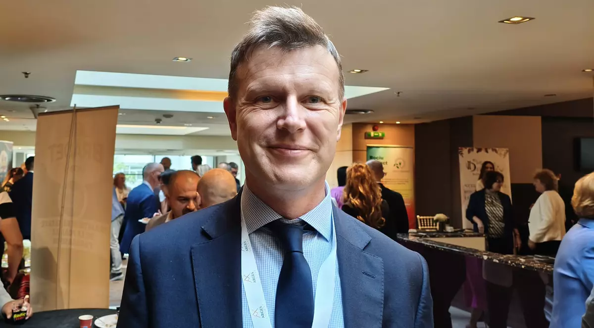 Giles Portman ambasadorul Marii Britanii, in costul albastru cu camasa bleu si cravata, la o receptie