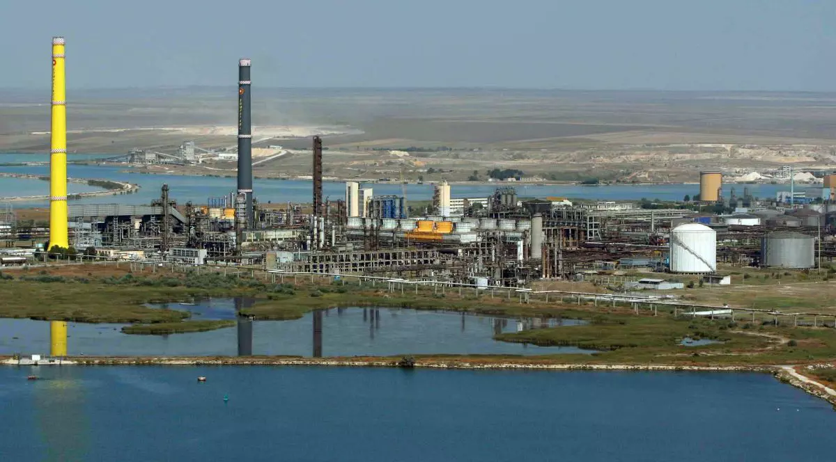 Imagine aeriană cu rafinăria Rompetrol - Petromidia din Năvodari, noiembrie 2005