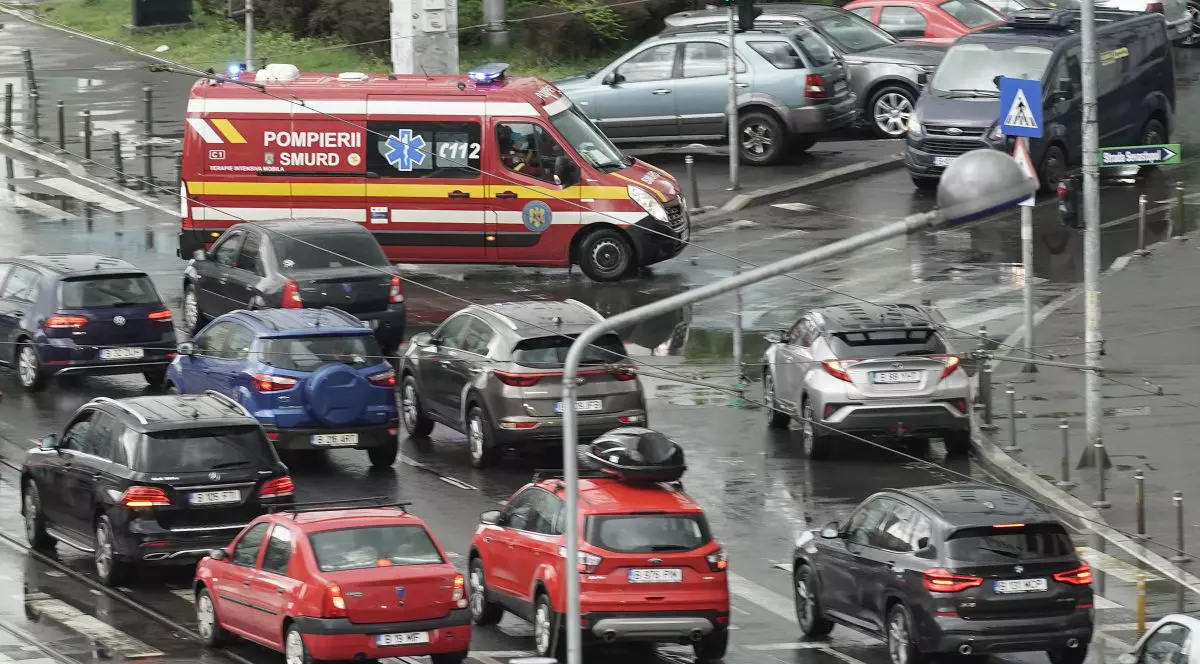 O ambulanta isi face cu greu loc printre alte vehicole in timpul orelor de varf ale traficului auto, in Bucuresti, marti, 15 iunie 2021