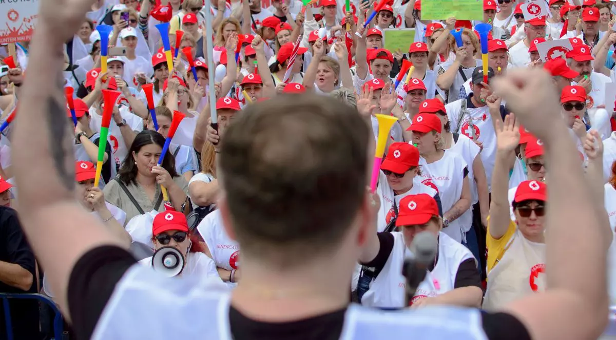 Membri ai sindicatului Sanitas participa la un miting de protest in fata Guvernului, in Piata Victoriei din Bucuresti, miercuri, 15 iunie 2022.
