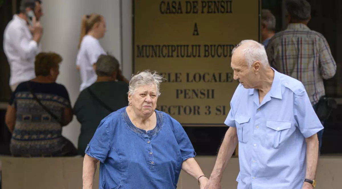 Persoane in varsta merg in fata sediului Casei de Pensii a Municipiului Bucuresti, in timpul unei conferinte de presa pe tema recalcularii pensiilor, vineri, 30 august 2024.
