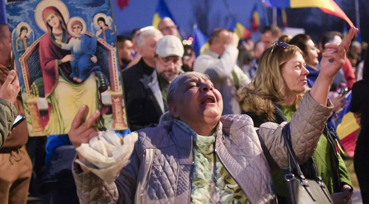 Protest al sustinatorilor candidatului independent la alegerile prezidentiale 2025, Calin Georgescu, desfasurat in fata sediului CCR din Bucuresti, marti, 11 martie 2025.