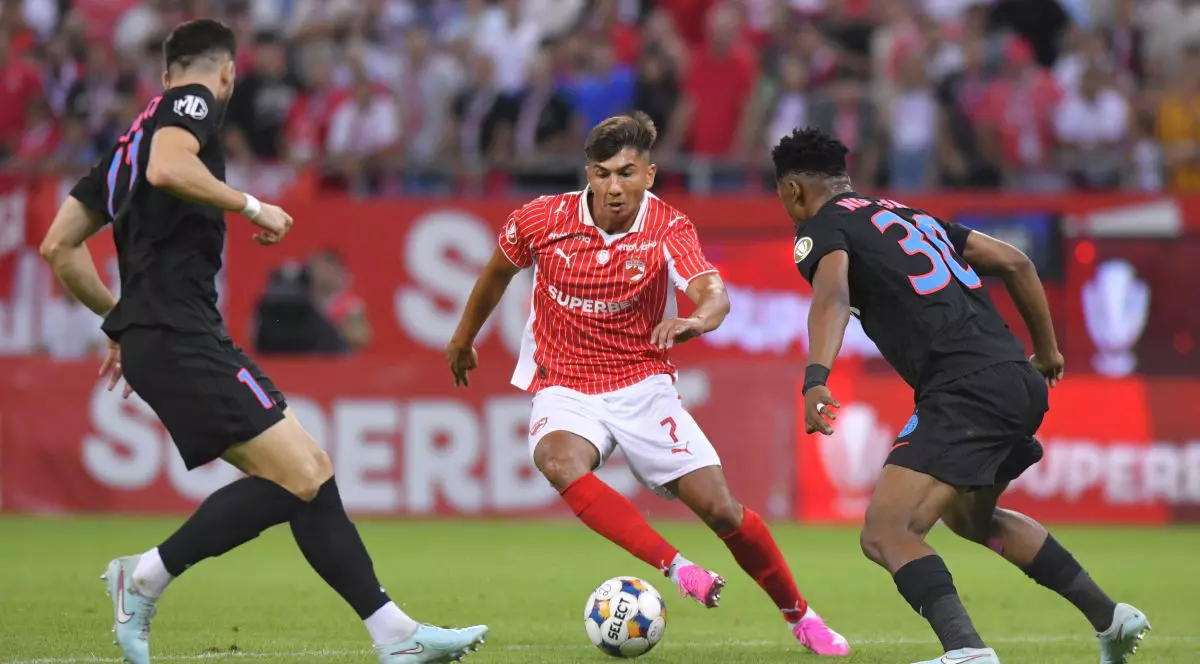 Alexandru Musi (C), de la Dinamo, lupta pentru balon cu Juri Siyabonga Ngezana(D), de la FCSB, in timpul meciului de fotbal din etapa a IV-a a Superligii, disputat pe Arena Nationala din Bucuresti, sambata, 2 august 2025. ALEXANDRU DOBRE / MEDIAFAX FOTO