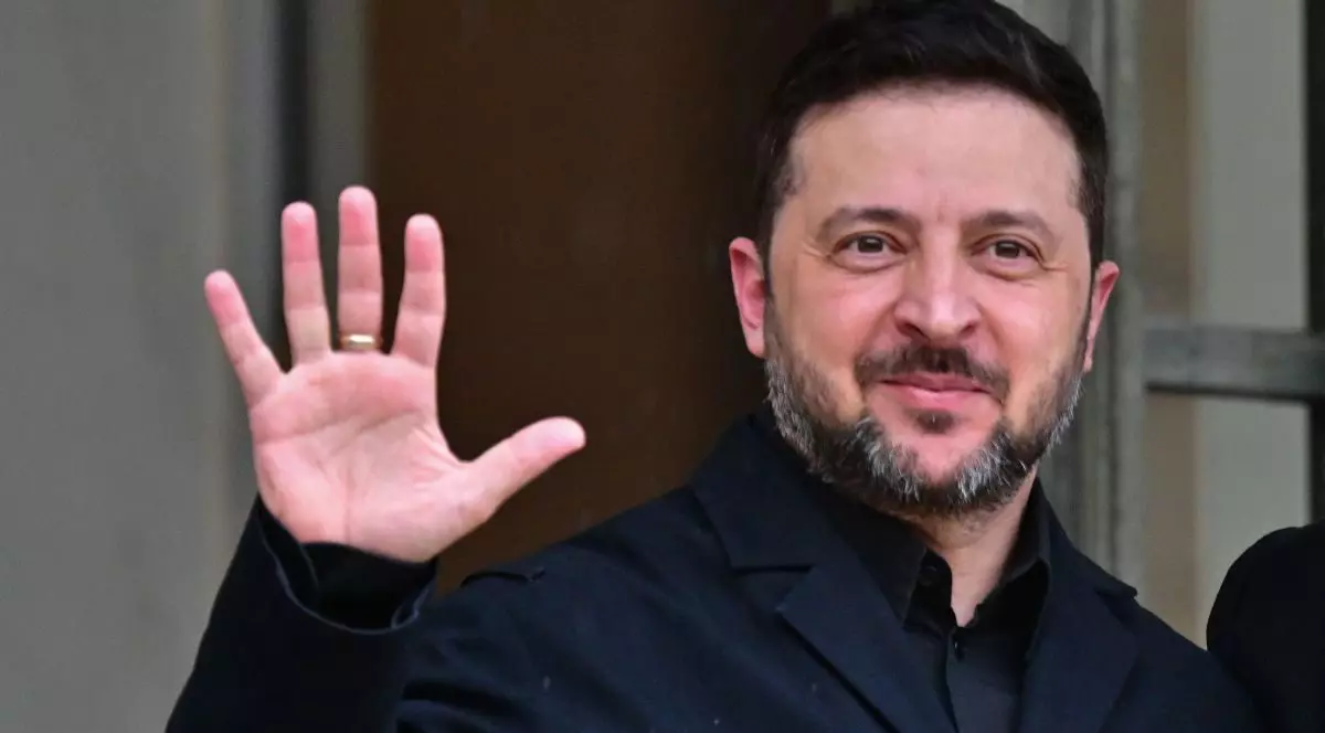 Volodimir Zelenski face cu mâna, înainte de întâlinera cu Emmanuel Macron de la Paris, 13 martie 2026