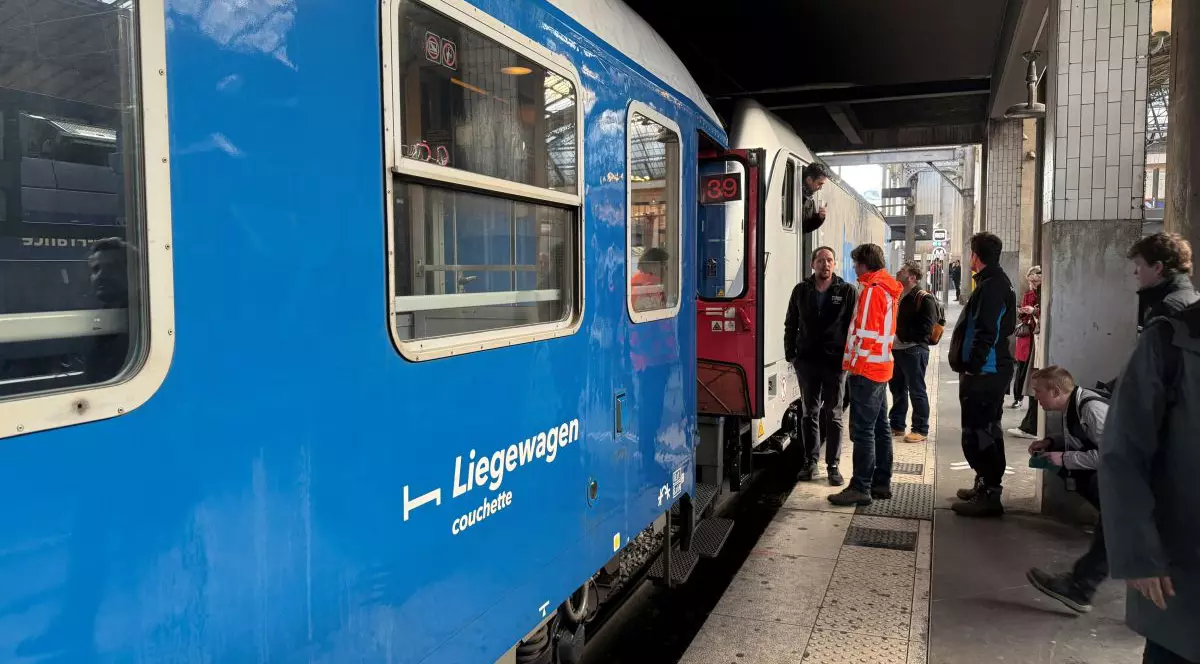 Un tren spre Berlin așteaptă să plece din gara Paris, 26 martie 2026
