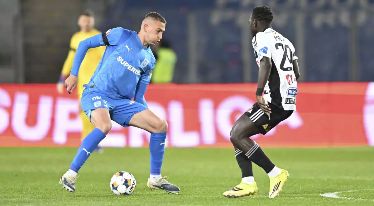 Oleksandr Romanchuk si N'Dayanthane Mendy Oucasse in meciul de fotbal dintre FC Universitatea Cluj si Universitatea Craiova, contand pentru Superliga Superbet Play-Off, desfasurat pe Cluj Arena din Cluj-Napoca, luni 13 aprilie 2026. © FOTO:Flaviu Buboi/SPORT PICTURES