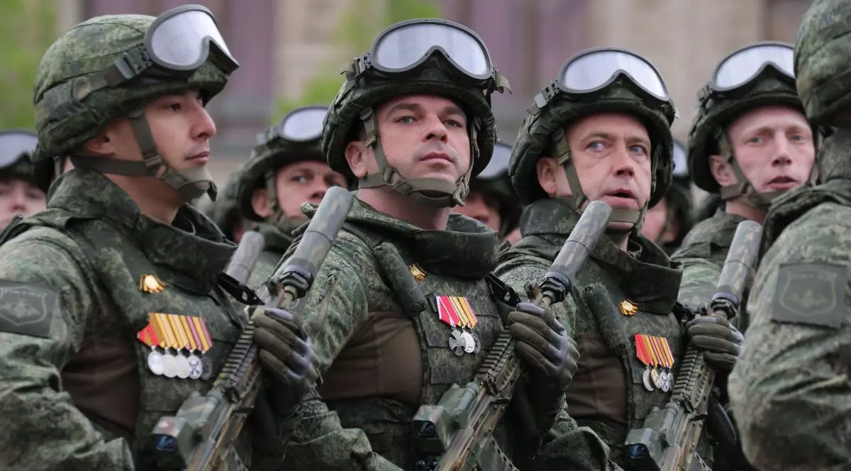 Soldați ruși ddefilează în Piața Roșie din Moscova cu ocazia Zilei Victoriei, 9 mai 2026