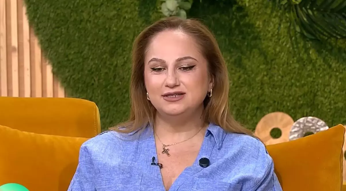 Astrologul Cristina Demetrescu, îmbrăcată într-o cămașă bleu, stă pe o canapea portocalie în studioul unei emisiuni TV, București, 4 mai 2026