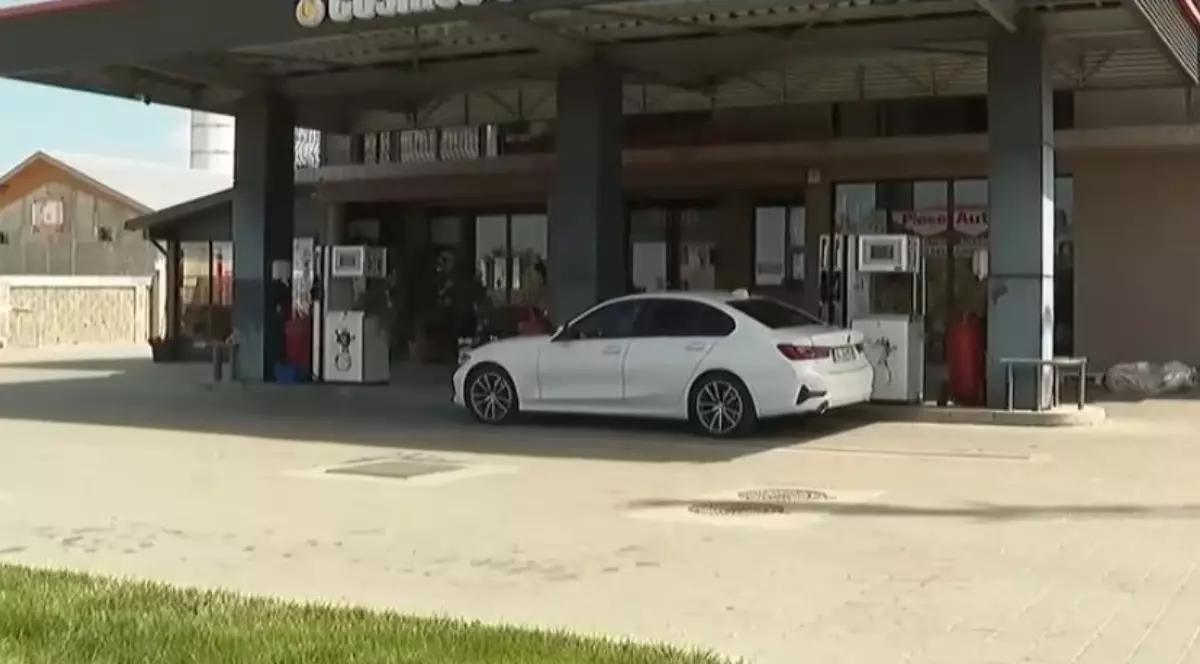 Un BMW alb, parcat în fața unei benzinării din Galați