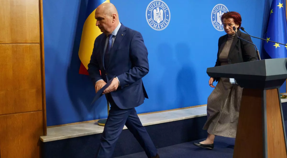 Ilie Bolojan și Ioana Dogioiu la Guvernul României, plecând de la o conferință de presă