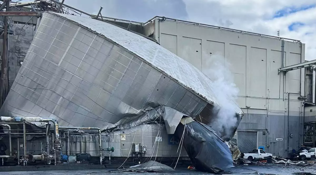 un rezervor care conținea lichid periculos a implodat, marți, 26 mai 2026, în Longview, Washington.